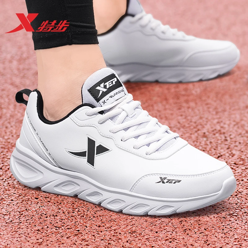 特步秋冬男鞋运动鞋2025冬季新款时尚潮流皮面防水休闲鞋跑步鞋男