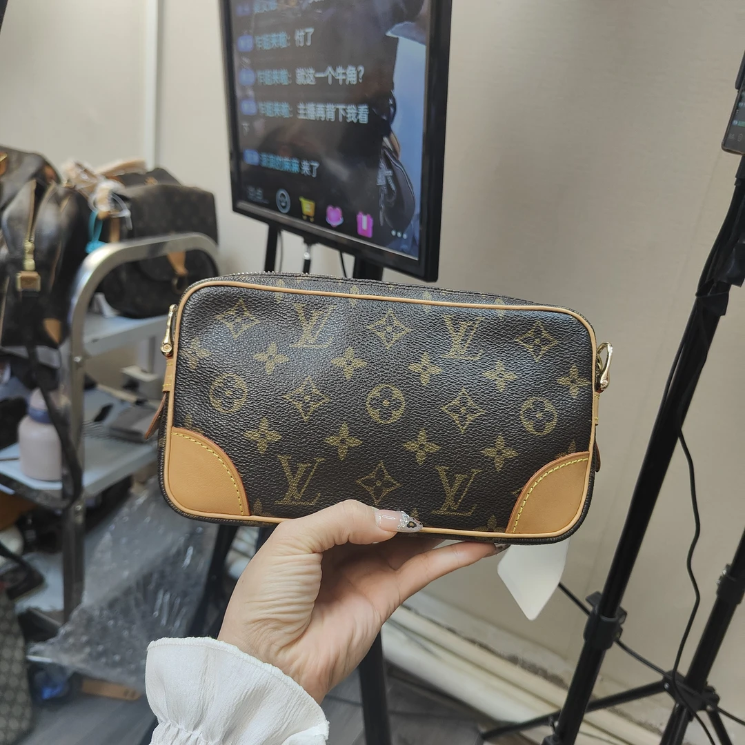 95新 LV 95新Louis Vuitton/路易威登手拿包改相机包单肩