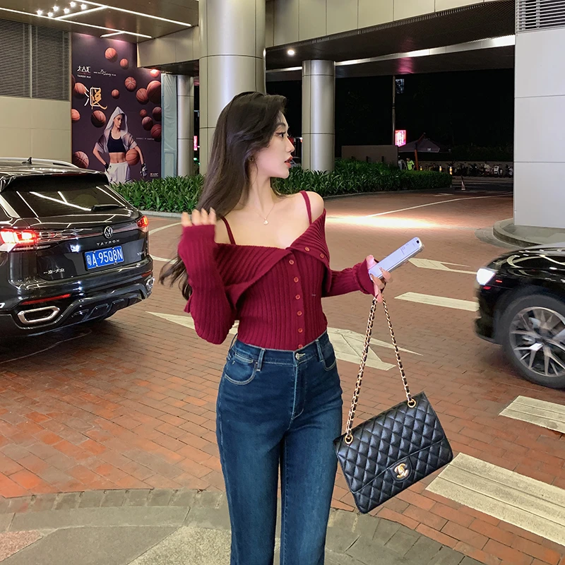 林关关 吸睛亮眼秋季翻领露肩设计感显瘦气质打底衫G51876-168