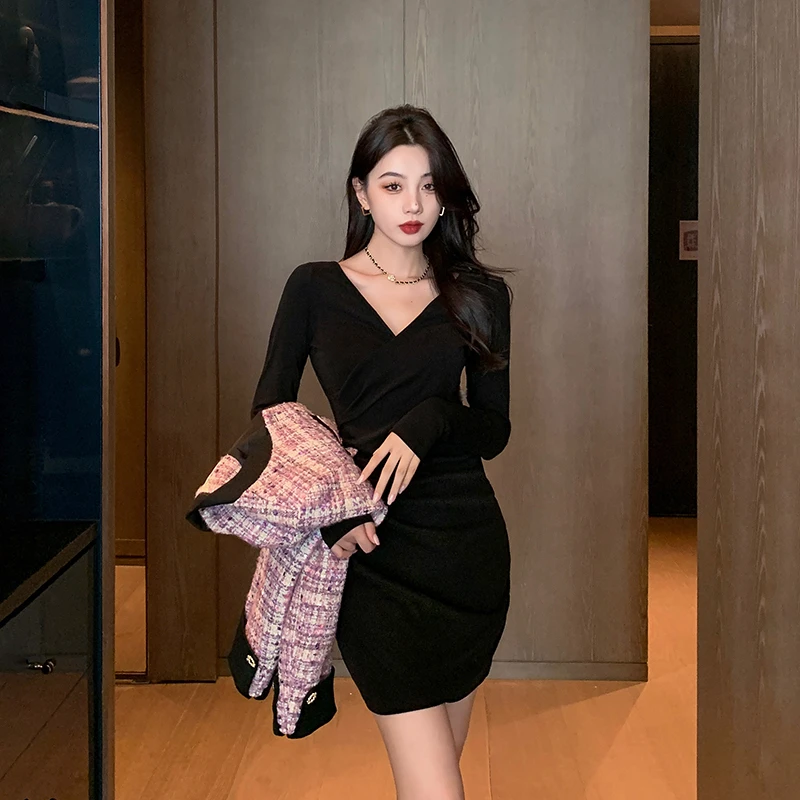 林关关黑色V领交叉针织连衣裙女秋冬短裙修身收腰长袖小黑裙81232