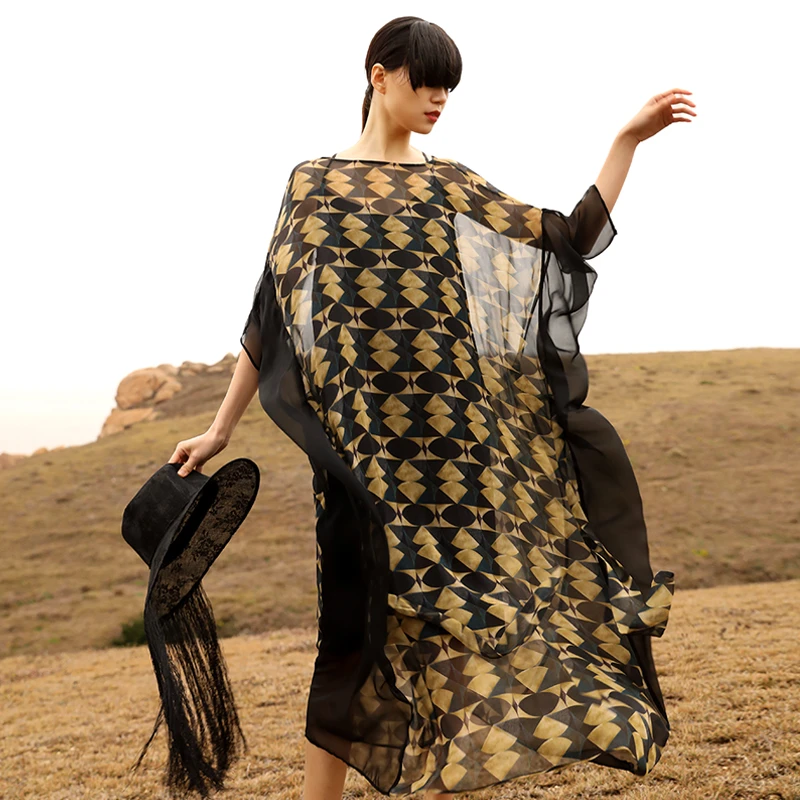 界内界外原创斗篷款披风式宽松印花廓形一字领长款连衣裙J91Q184