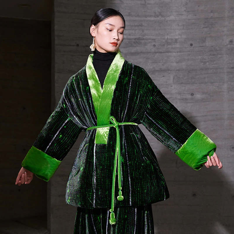 界内界外新中式真丝丝绒交领墨绿色加厚保暖羽绒服外套J23Y870