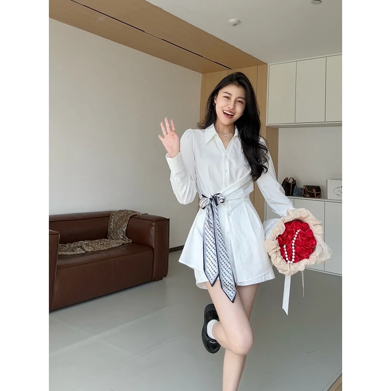 张阿星【米兰艺术馆】法式复古高级感丝巾收腰V领衬衫+高腰短裤