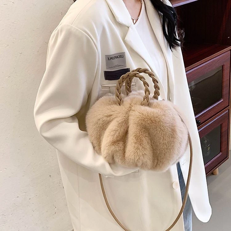 云朵洋红褶皱斜挎兔毛手提包可爱毛茸茸包包小众法式冬天包女网红