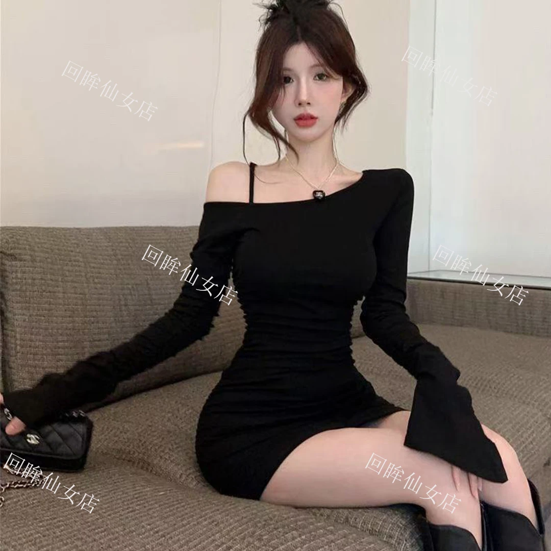 纯欲辣妹黑色露肩连衣裙女设计感喇叭袖一字肩紧身性感包臀短裙子