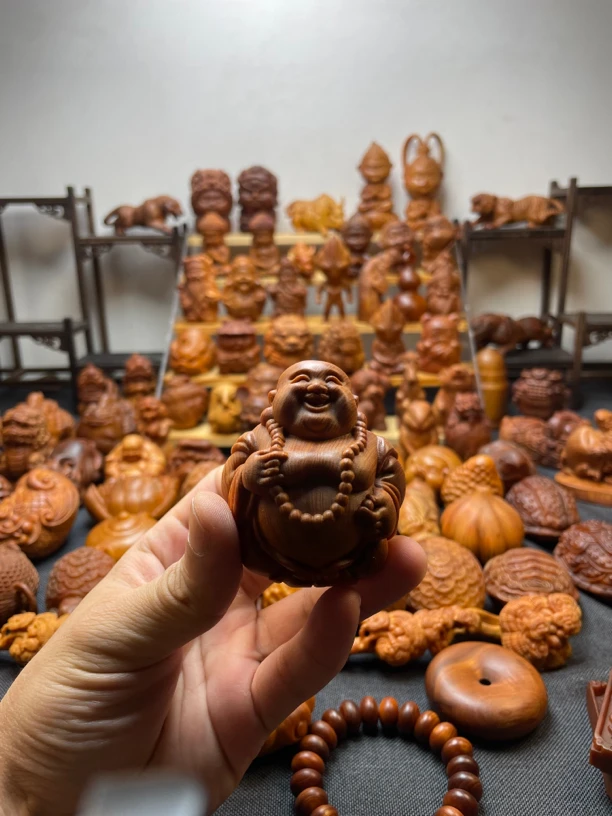 崖柏陈化料站弥勒佛