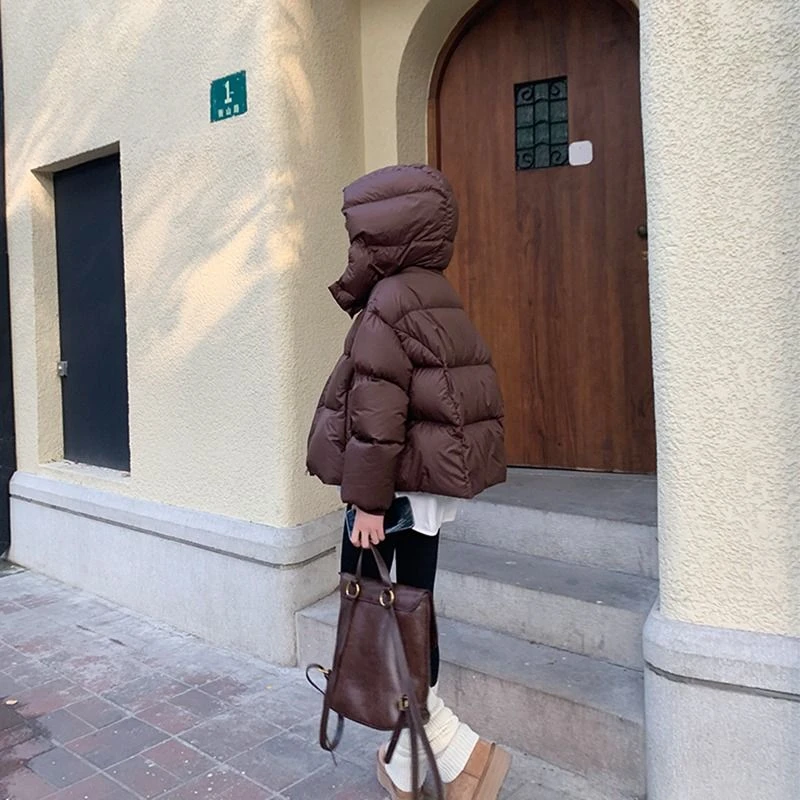 美拉德潮流防寒白鸭绒羽绒服女高档轻奢短款欧货气质连帽面包服冬