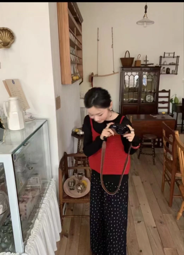 早秋一整套红色针织吊带黑色印花裤子盐系三件套