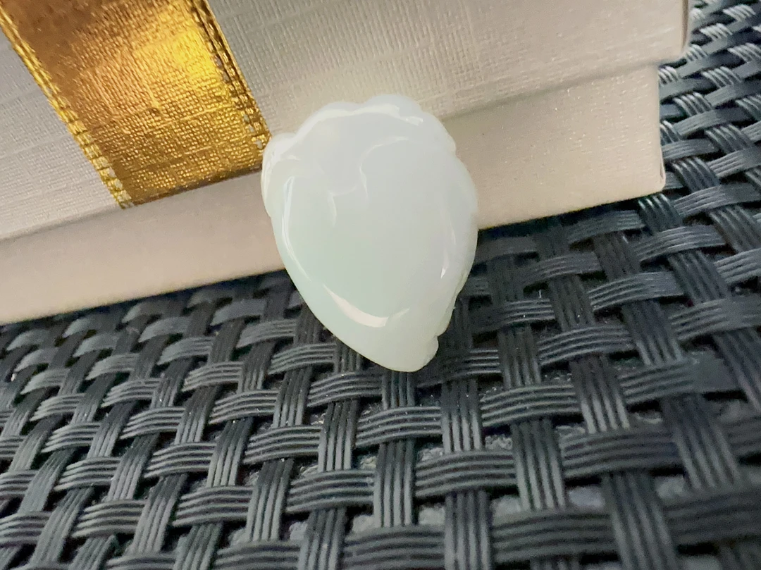 天然缅甸翡翠精美挂件吊坠寿桃（约17mm*14mm*7mm）多样性发一件