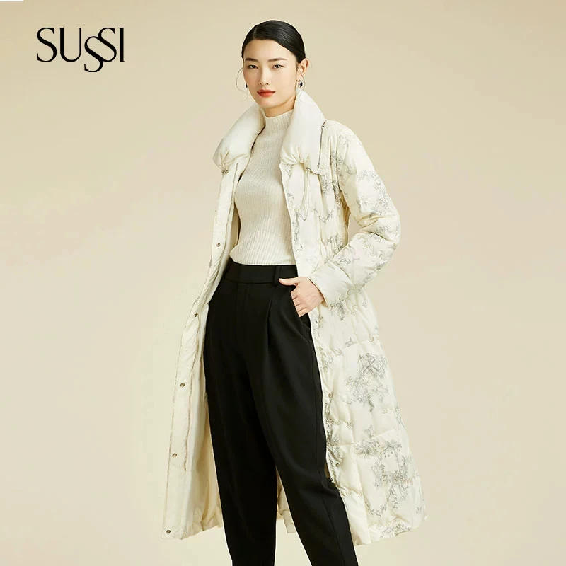 SUSSI/古色冬季新品商场同款杏色印花中国风长款羽绒服外套女