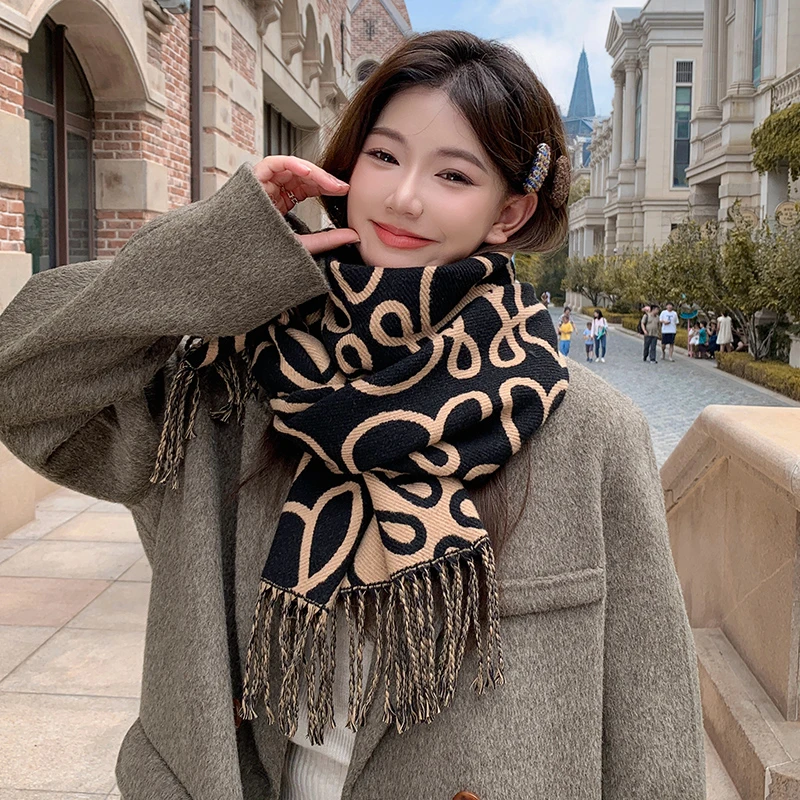 Miss both围巾女2024新款几何线条韩版百搭披肩加厚保暖流苏围脖