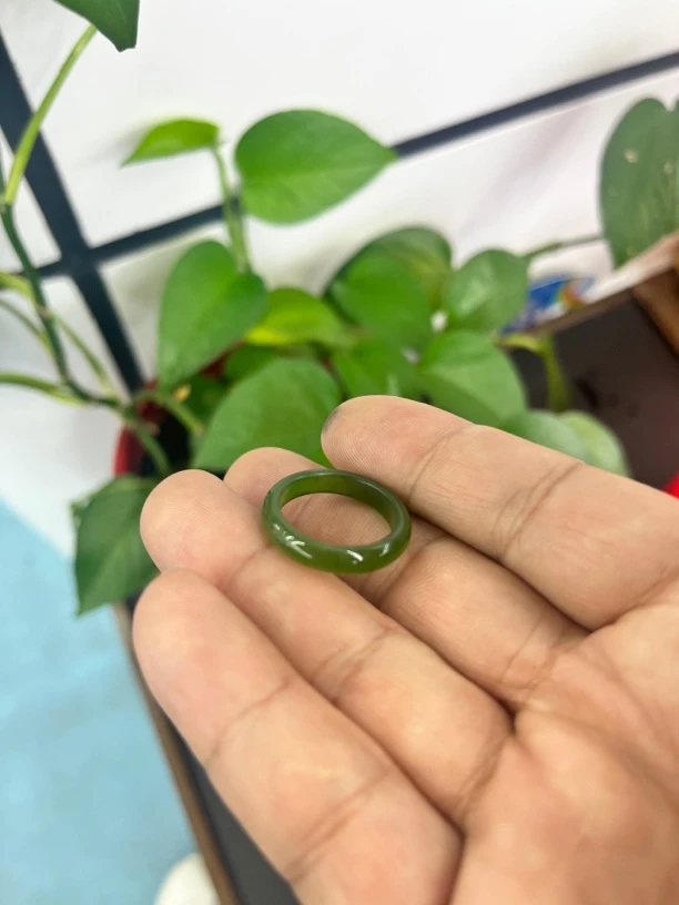 和田玉老料菠菜绿戒指