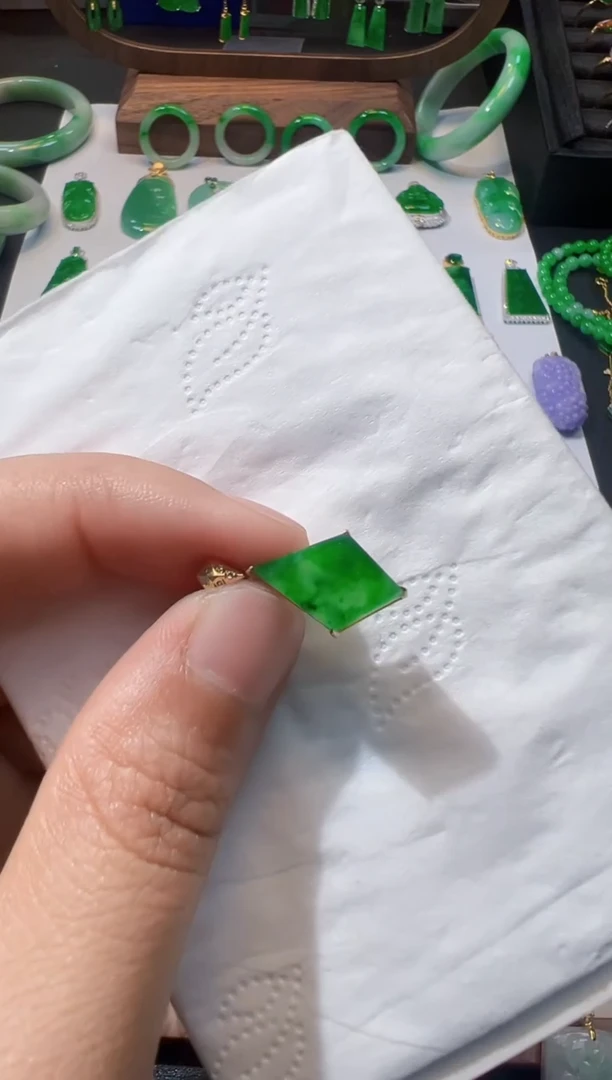 【闪购商品】翡翠吊坠(不含链)18K金镶嵌1380