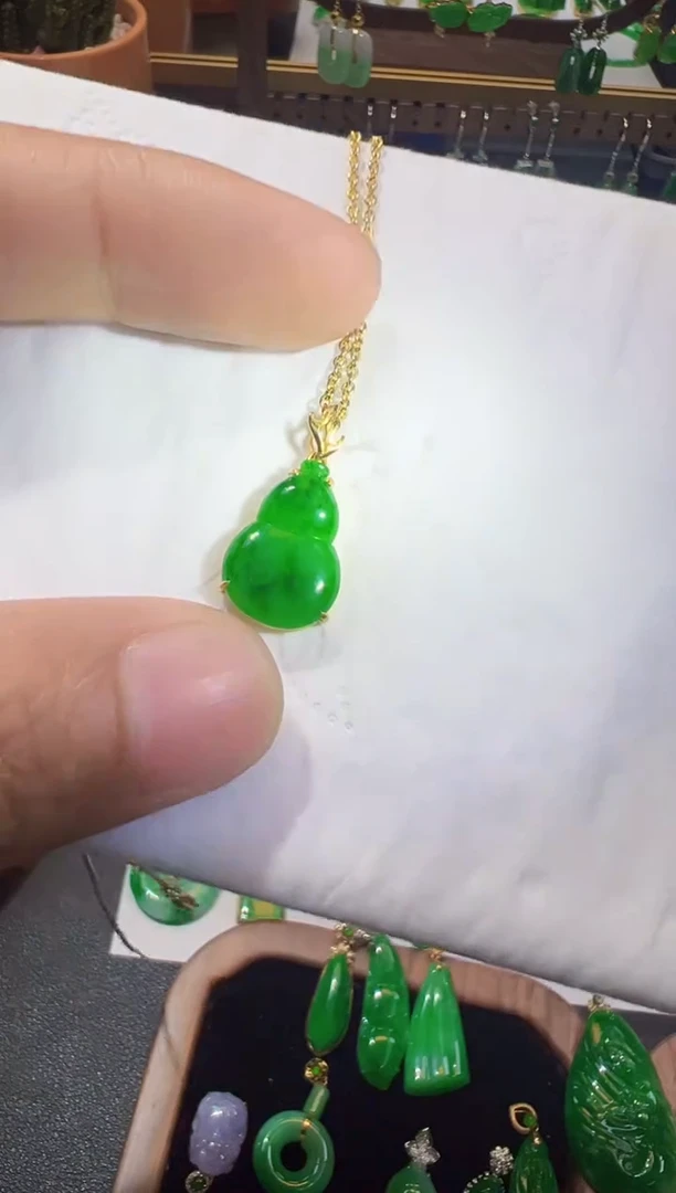 【闪购商品】定制翡翠18K金镶嵌吊坠