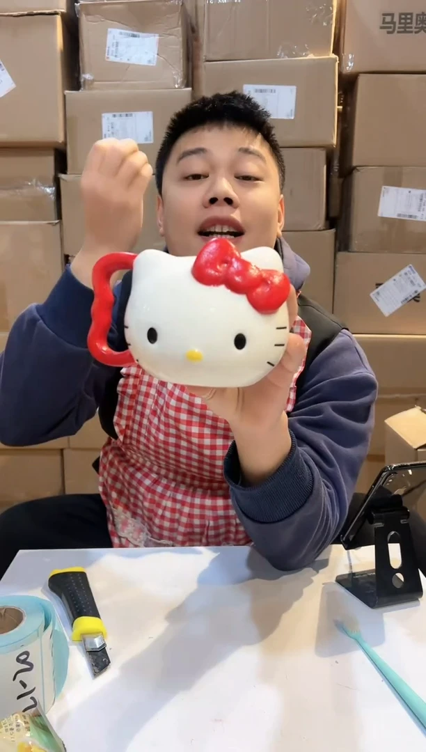 【闪购商品】陶瓷杯红色把手KT头杯微瑕