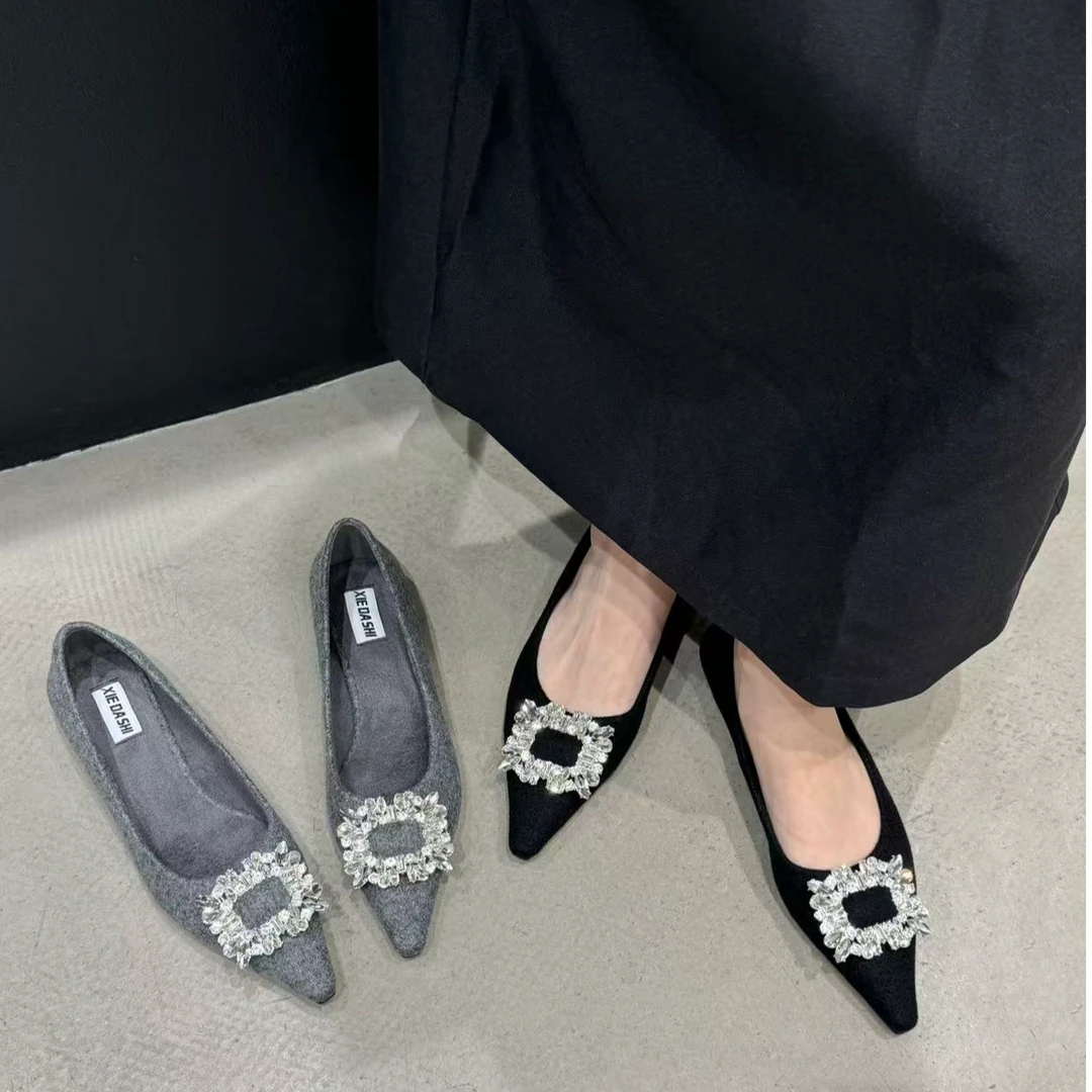 法式尖头气质加绒单鞋女2025秋冬新款方扣水钻平底鞋百搭粗跟软底