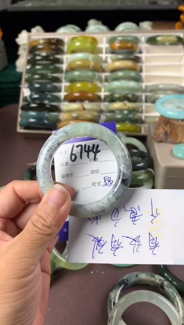 【闪购商品】蛇纹石玉手镯未镶嵌6744
