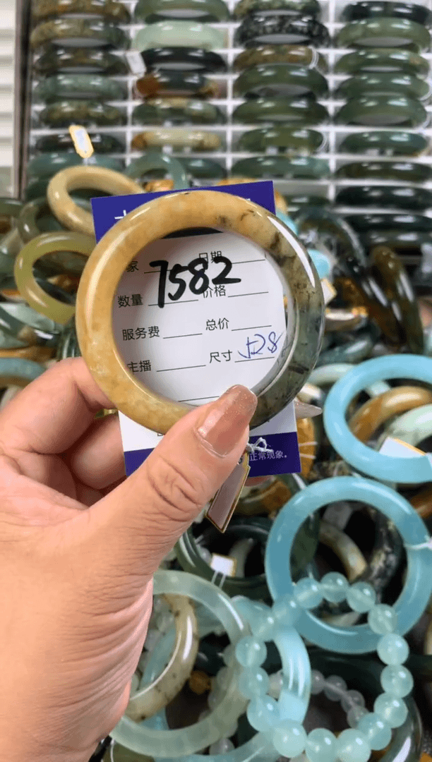 【闪购商品】蛇纹石玉手镯未镶嵌7582