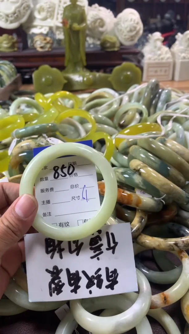 【闪购商品】蛇纹石玉手镯未镶嵌850