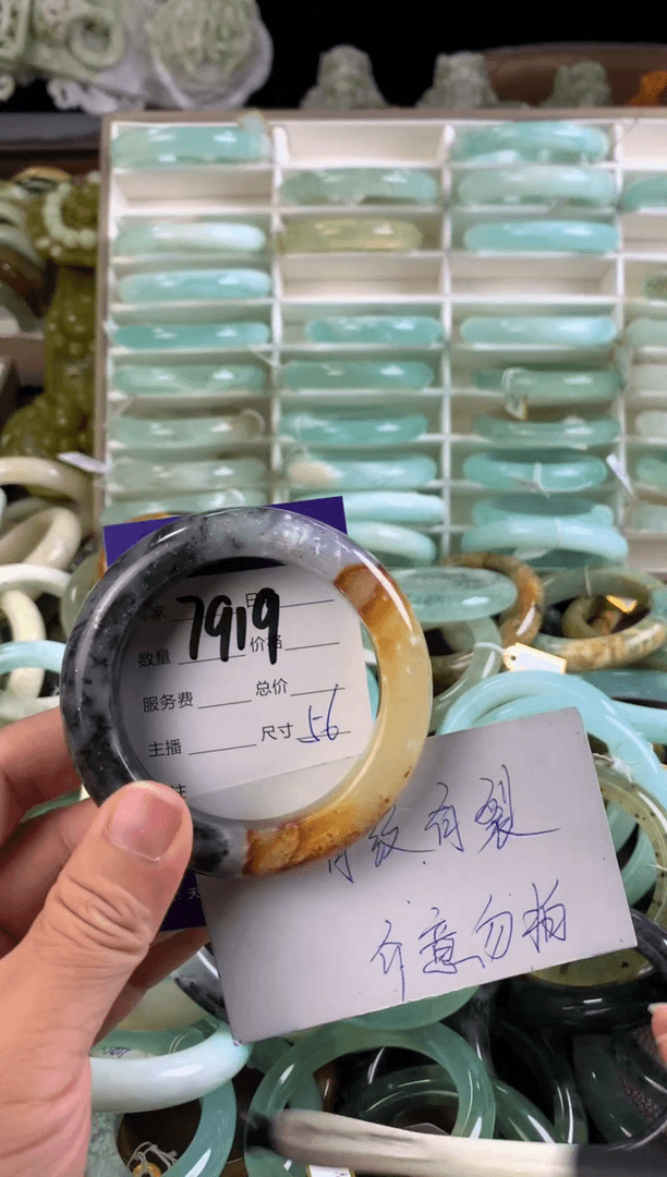 【闪购商品】蛇纹石玉手镯未镶嵌7919