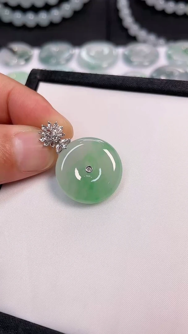 【闪购商品】翡翠颈饰18K金镶嵌平安扣