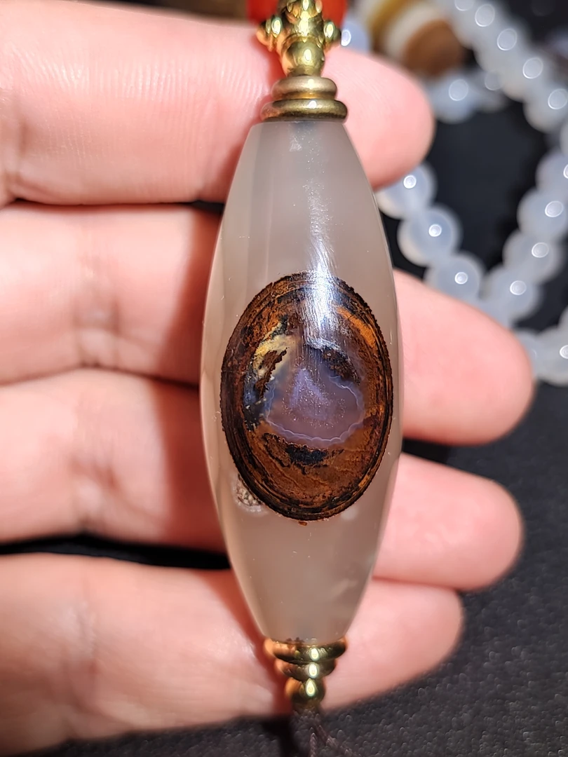 九眼石页岩蒙珠天然眼睛石，白料镜面。尺寸46*18mm