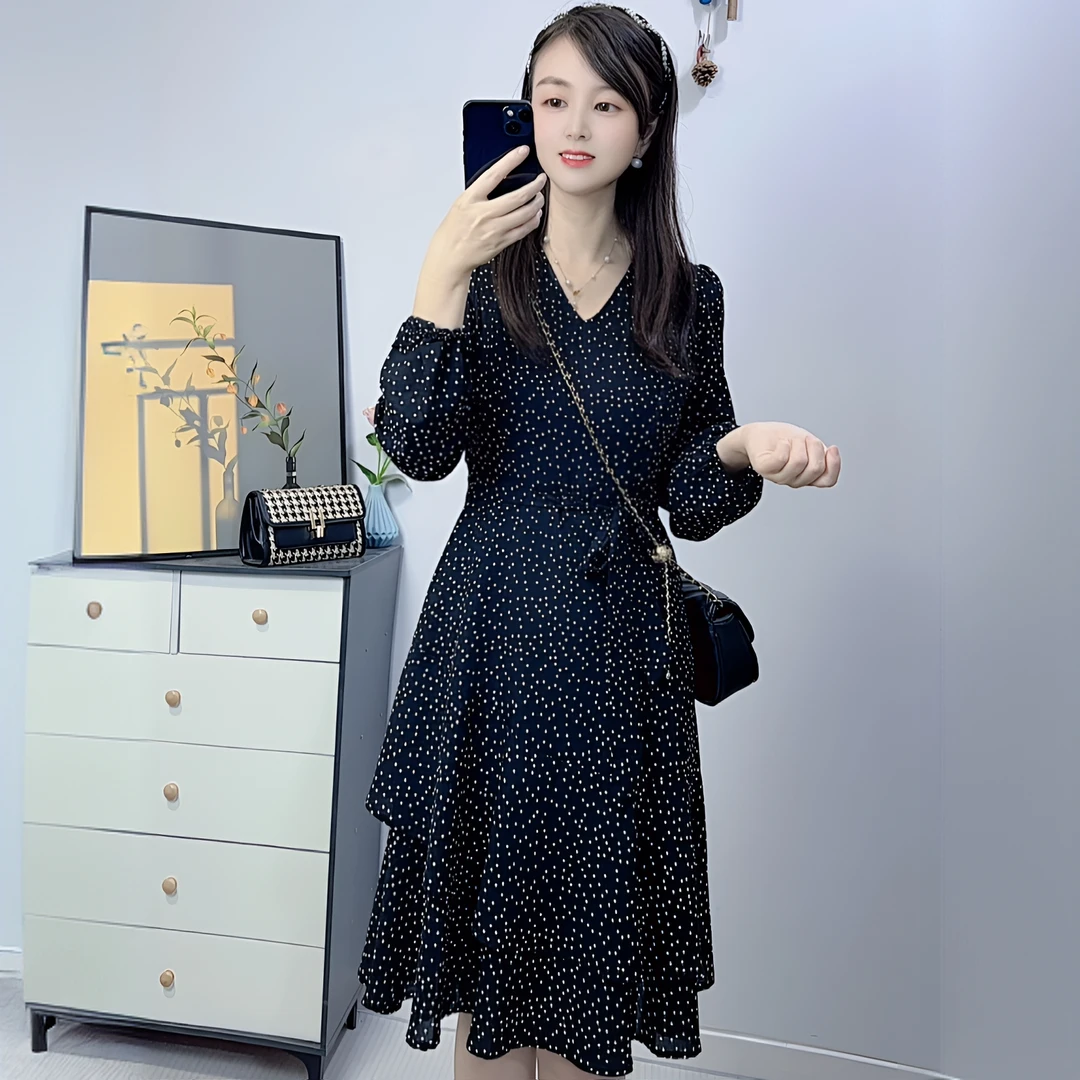 2025年春季新款法式设计波点小黑裙气质V领感圆点连衣裙收腰a字裙