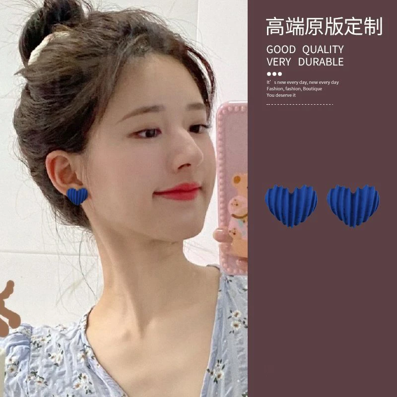 合金耳饰 克莱因蓝色爱心耳环简约独特设计感小众耳钉2024新款