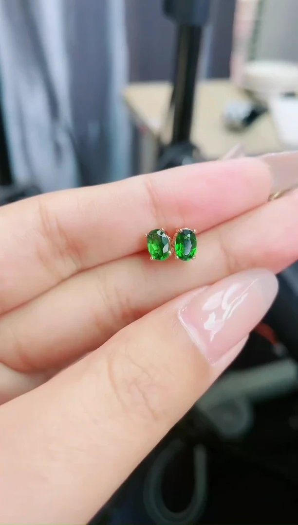 【闪购商品】透辉石耳钉银S925镶嵌1