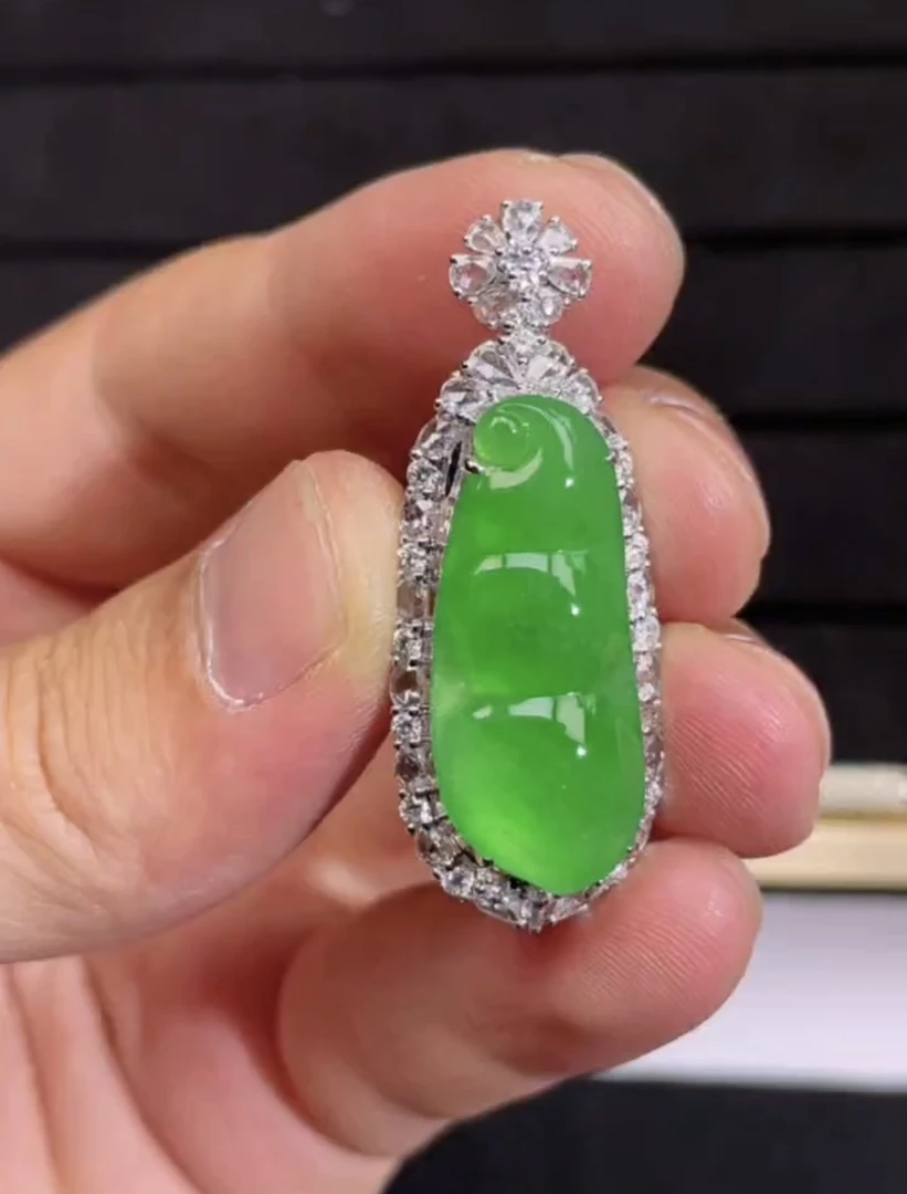 天然缅甸翡翠福豆吊坠，种老起光