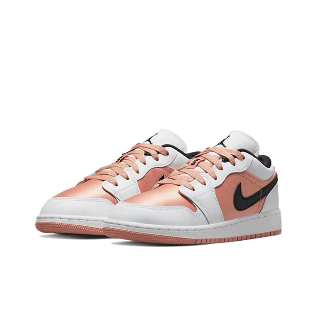Nike/耐克女款Air Jordan1低帮白粉黑复古篮球鞋休闲时尚百搭板鞋