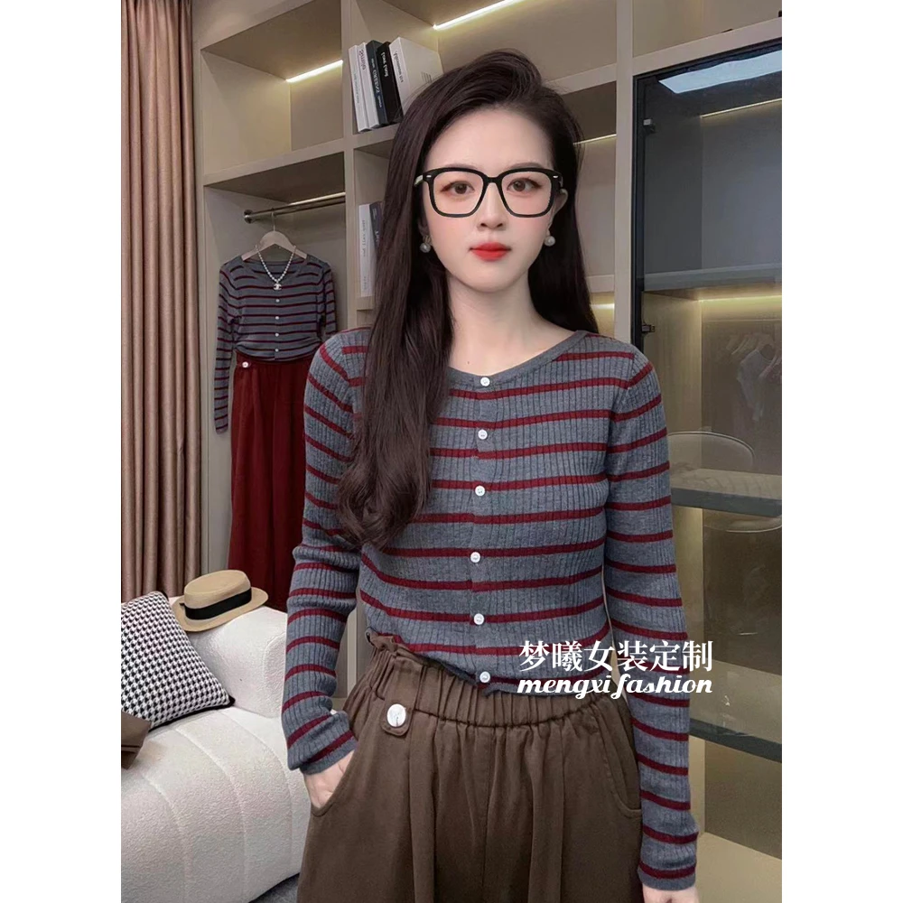 梦曦条纹圆领扣子针织开衫女装秋季新款洋气百搭长袖针织打底衫