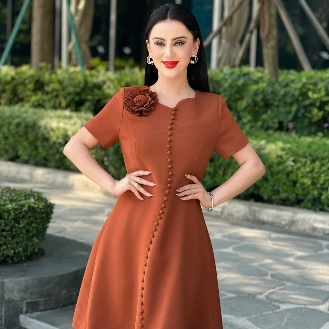 MUBINE 新款短袖配胸花气质优雅显瘦纽扣连衣裙 2330（特价）