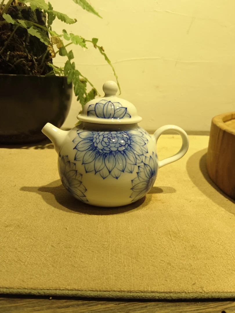 景德镇手工青花加彩圆融壶