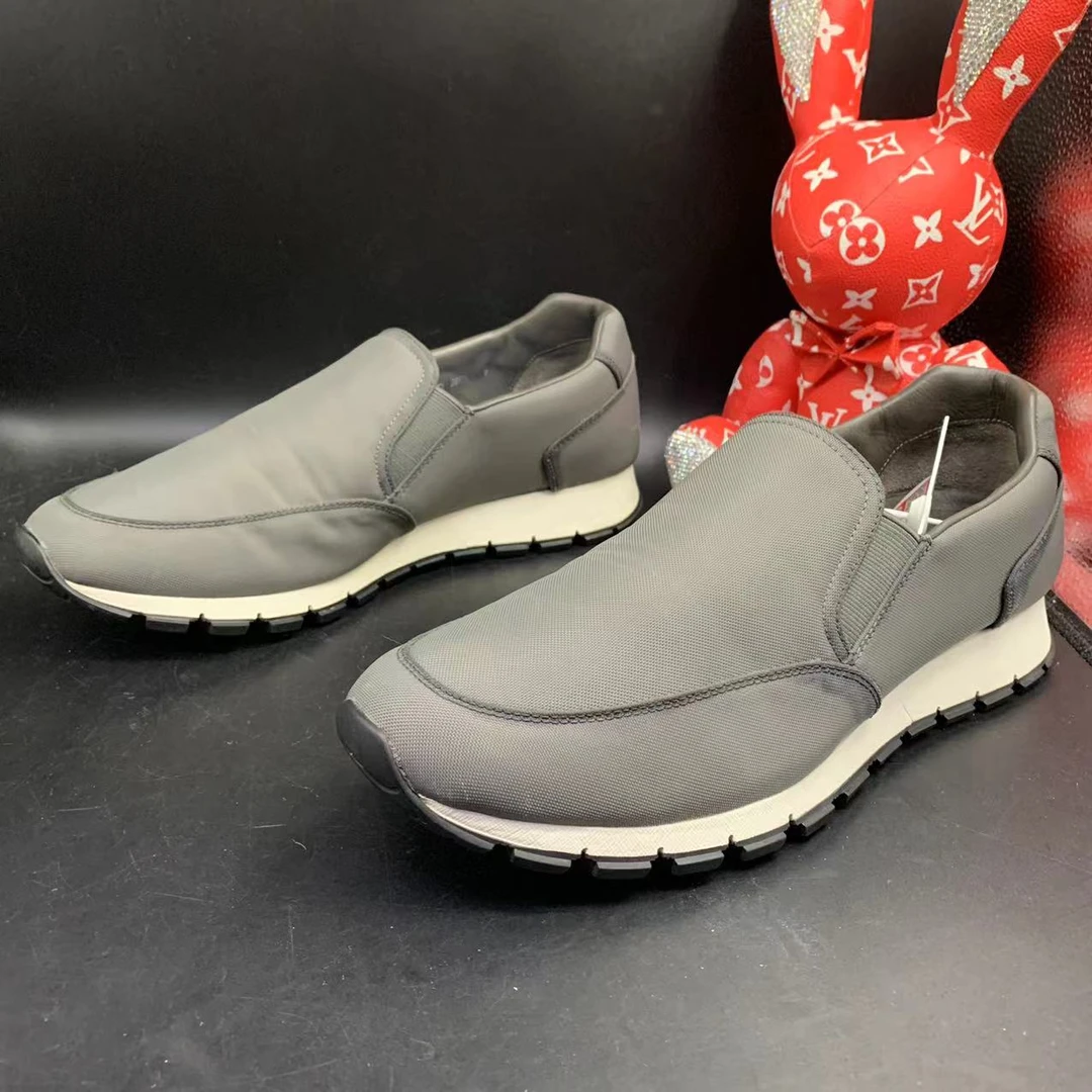 【聚星福利】Prada/普拉达男士休闲舒适灰色一脚蹬运动鞋43欧码