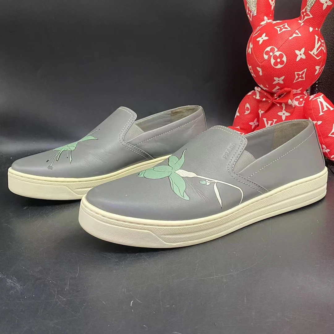 【聚星福利】Prada/普拉达男舒适石灰色一脚蹬板鞋40.5欧码ddm1229