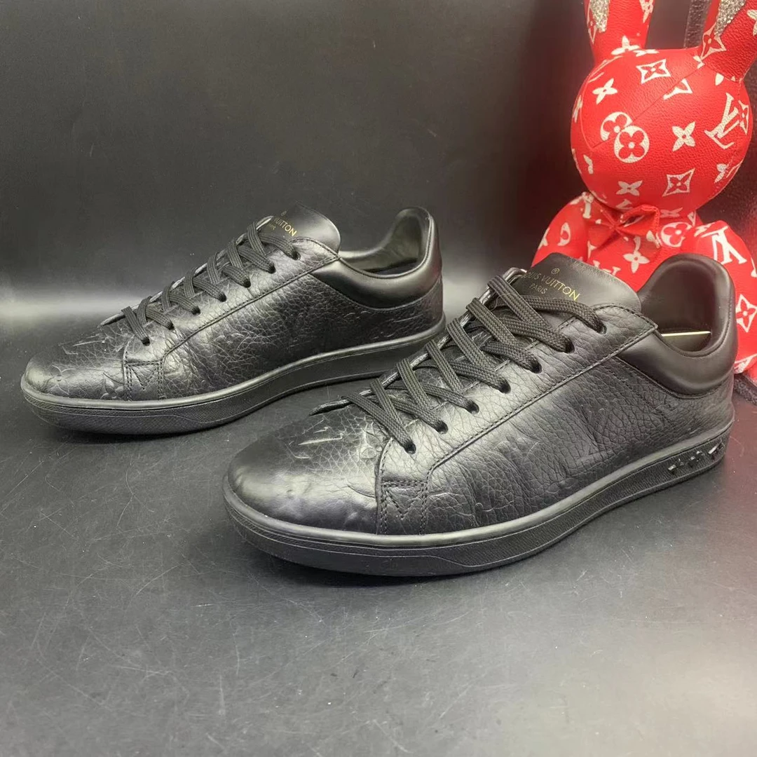 【聚星折扣】路易威登/Louisvuitton 男士黑色浮雕满印板鞋39欧码