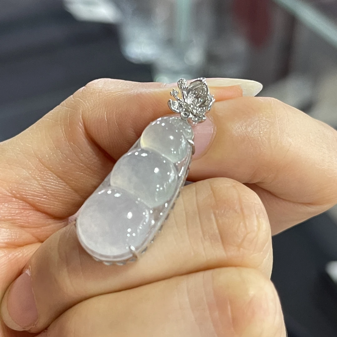 18K金镶翡翠冰福豆挂件