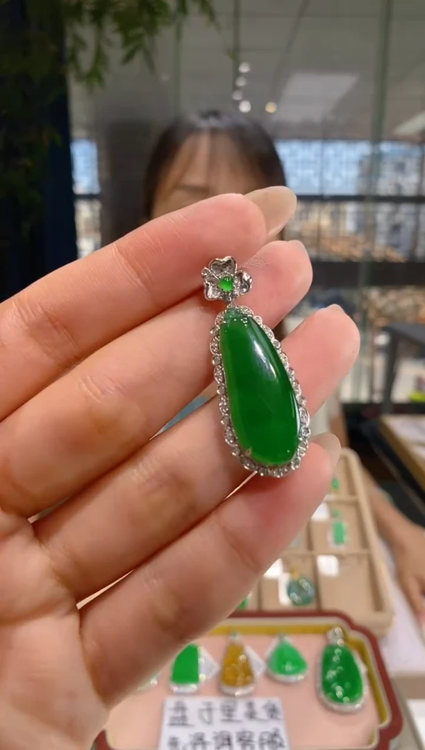 【闪购商品】翡翠吊坠(不含链)18K金镶嵌福瓜