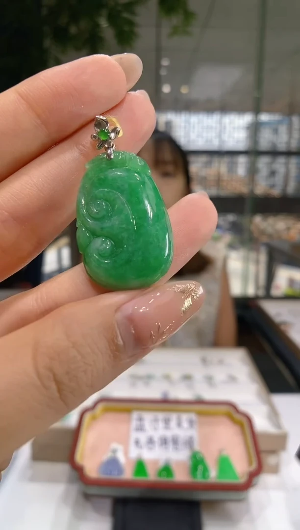 【闪购商品】翡翠吊坠(不含链)18K金镶嵌如意