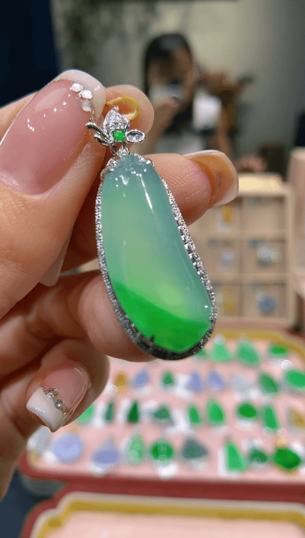 【闪购商品】翡翠吊坠(不含链)18K金镶嵌福瓜