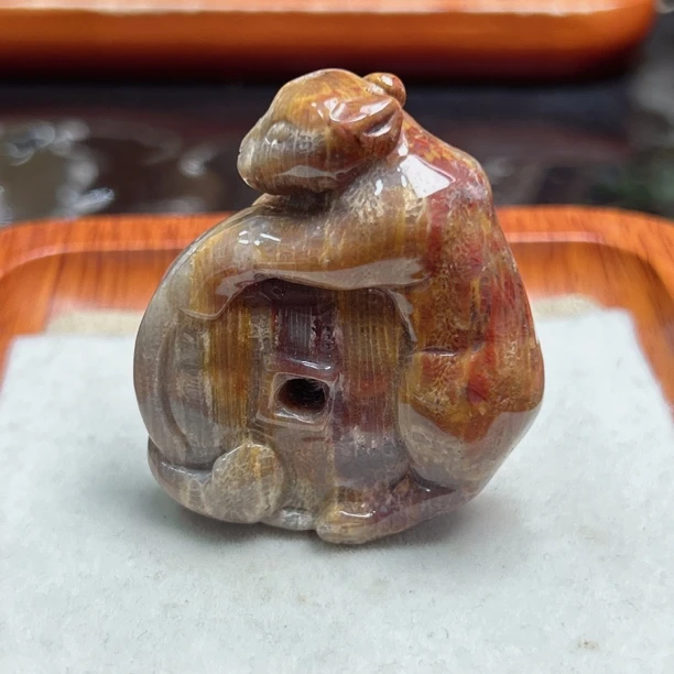 玉石手把件珊瑚玉雕刻件吊坠珊瑚玉手把件金钱豹子