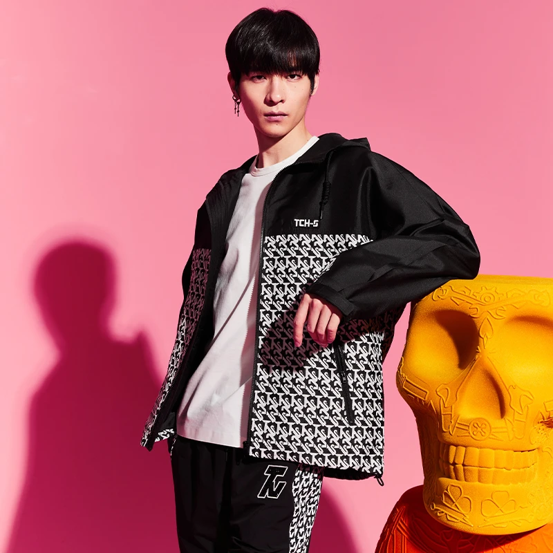 TCH服饰店播-潮牌字母银色烫钻时尚休闲百搭黑色外套S69C276019