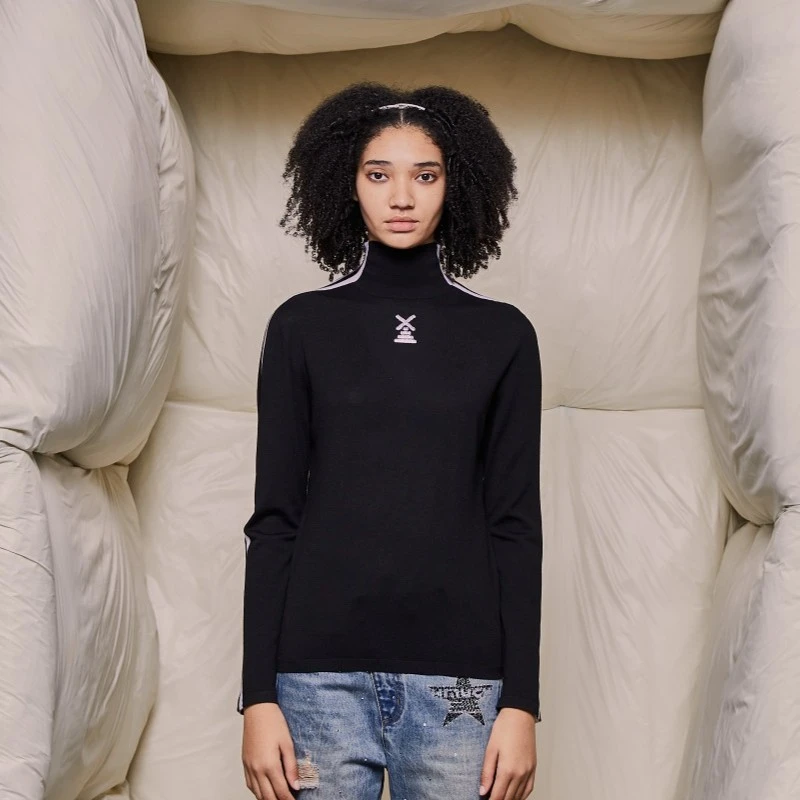 轻奢-TCH潮牌半高领条纹拼接休闲时尚套头黑色针织衫T69D098026