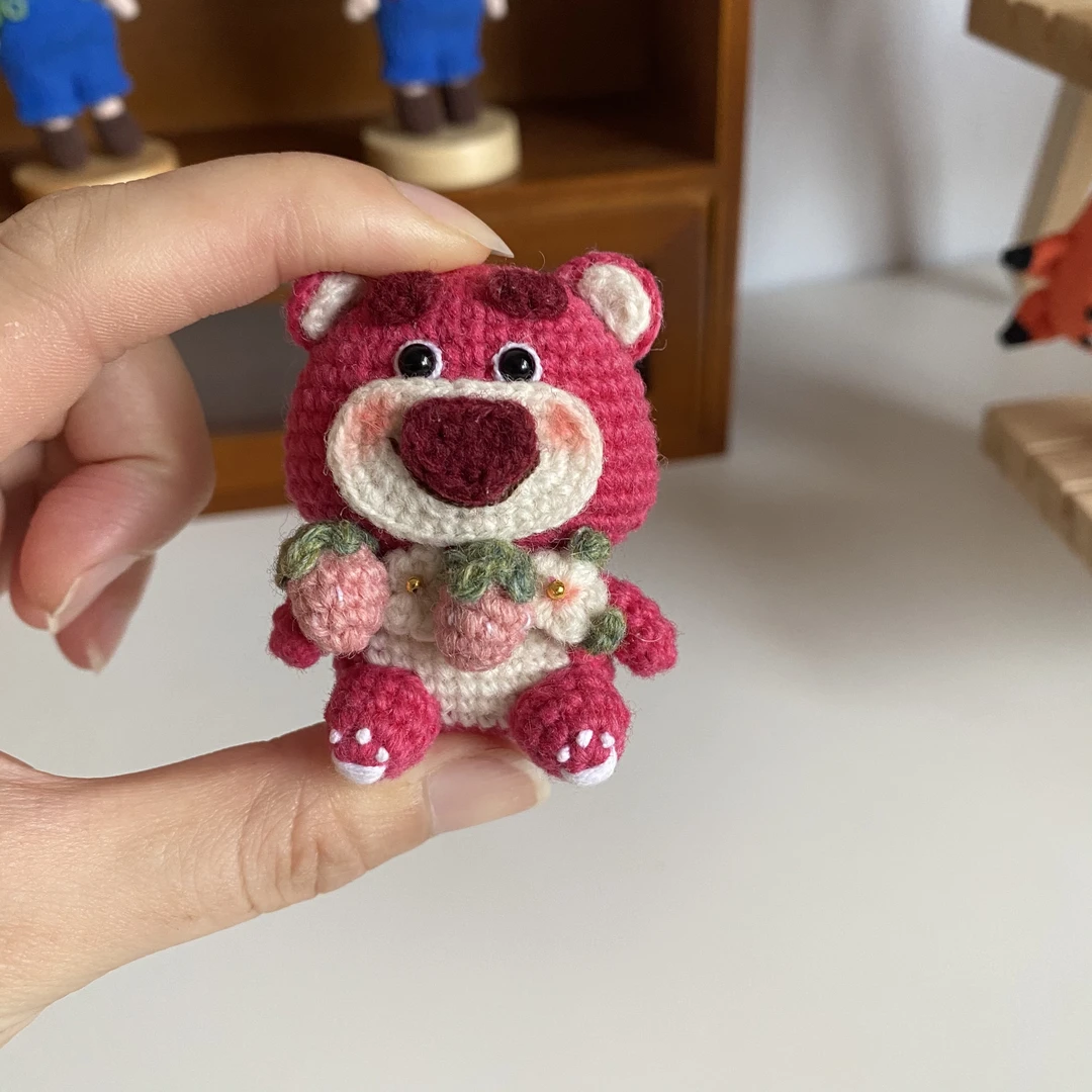手工钩织复古草莓熊胸针 创意玩偶胸针成品