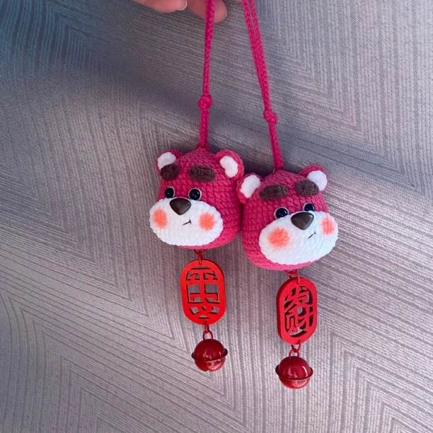 毛线纯手工编织草莓熊头车挂件、草莓熊头钥匙扣钩织成品