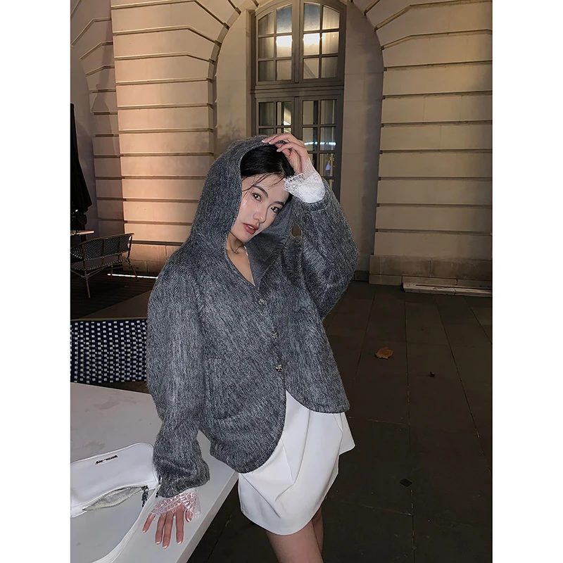 TA suki_多盛里沼泽 韩系高级灰水钻纽扣连帽毛衫Cozy season