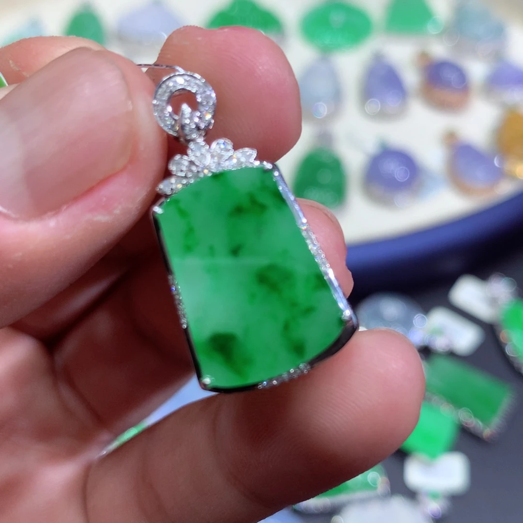 翡翠吊坠(赠链)18K金镶嵌