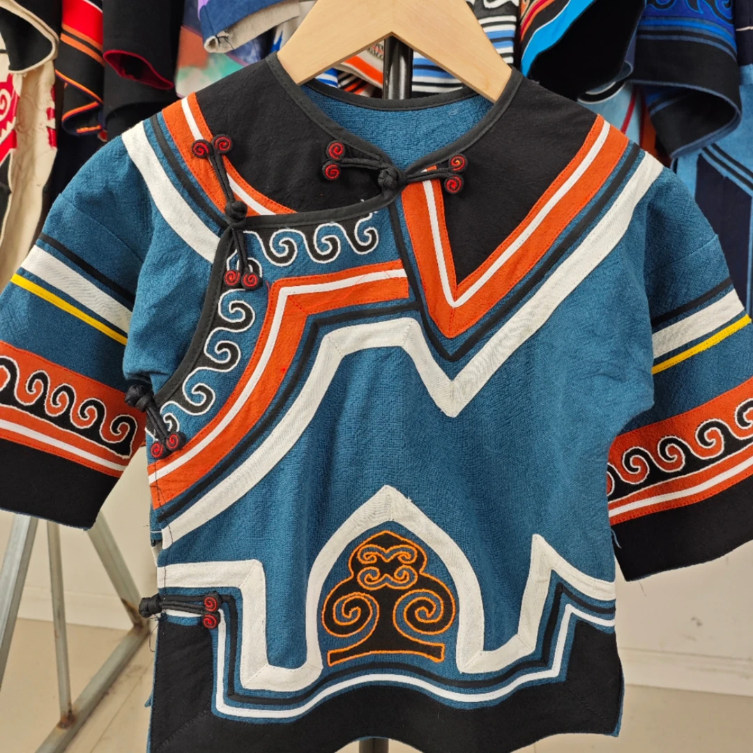 彝族儿童服装手绣