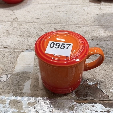 微瑕，不明火0957橙色带盖杯子